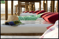מלון לאונרדו קלאב ים המלח מיטות שיזוף